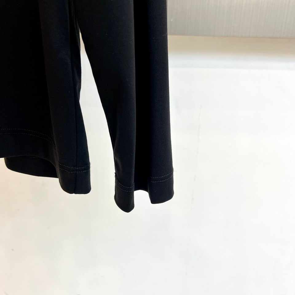 Loro Piana诺悠翩雅、2025秋冬男士长袖T恤，以醇厚棕红、深邃藏青及经典黑色，诠释静奢衣橱的基