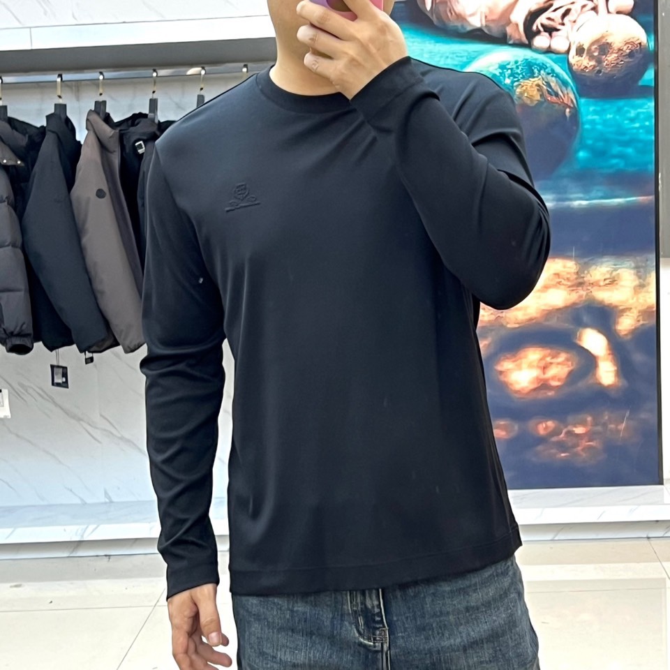 Loro Piana诺悠翩雅、2025秋冬男士长袖T恤，以醇厚棕红、深邃藏青及经典黑色，诠释静奢衣橱的基