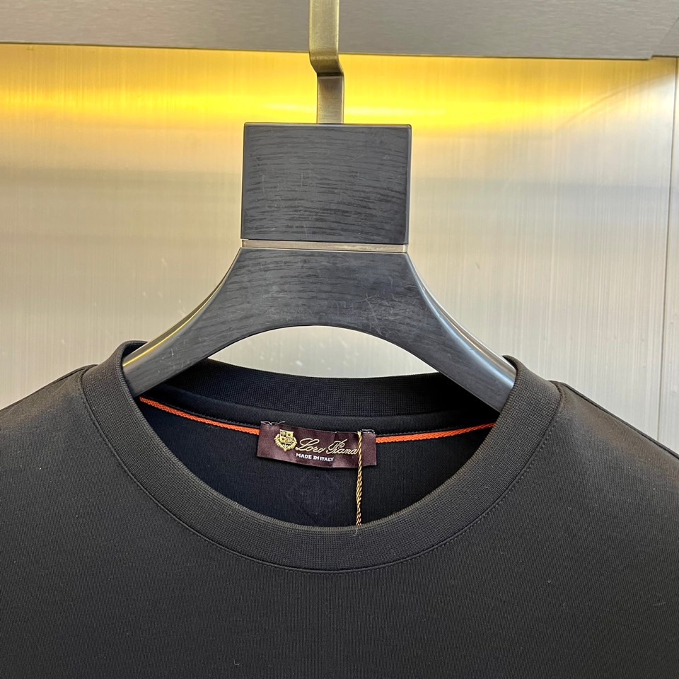 Loro Piana诺悠翩雅、2025秋冬男士长袖T恤，以醇厚棕红、深邃藏青及经典黑色，诠释静奢衣橱的基