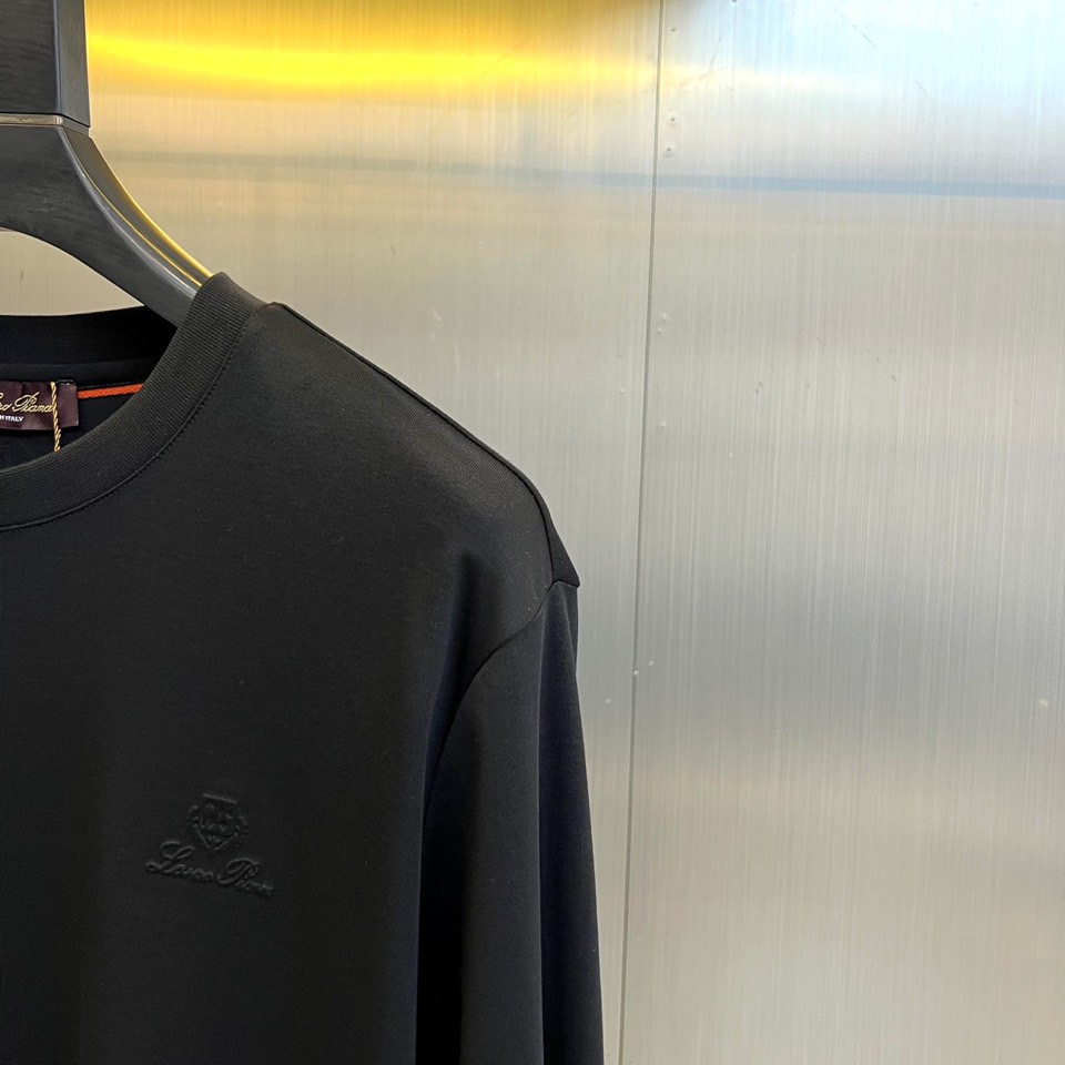 Loro Piana诺悠翩雅、2025秋冬男士长袖T恤，以醇厚棕红、深邃藏青及经典黑色，诠释静奢衣橱的基