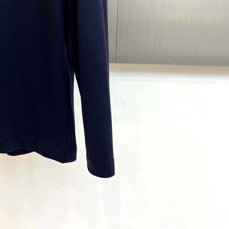 Loro Piana诺悠翩雅、2025秋冬男士长袖T恤，以醇厚棕红、深邃藏青及经典黑色，诠释静奢衣橱的基