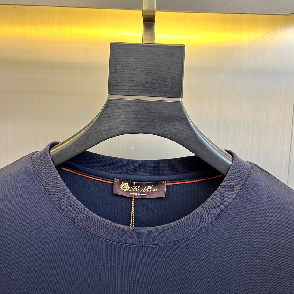 Loro Piana诺悠翩雅、2025秋冬男士长袖T恤，以醇厚棕红、深邃藏青及经典黑色，诠释静奢衣橱的基