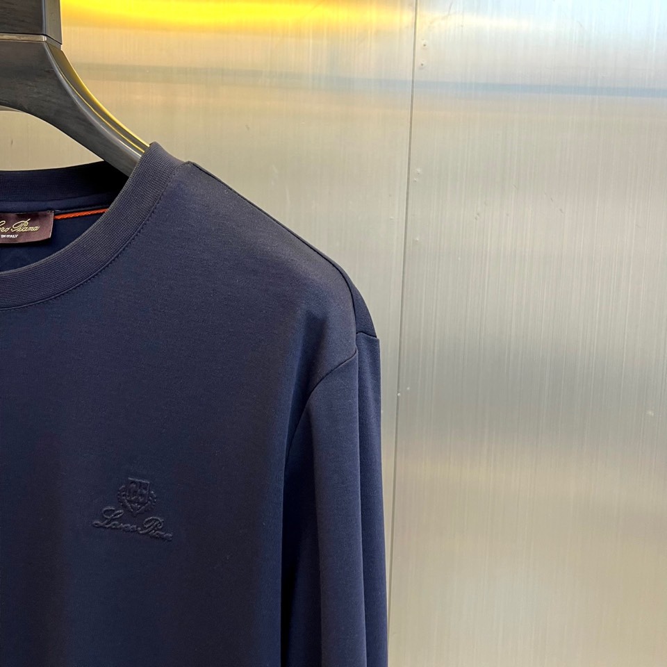 Loro Piana诺悠翩雅、2025秋冬男士长袖T恤，以醇厚棕红、深邃藏青及经典黑色，诠释静奢衣橱的基