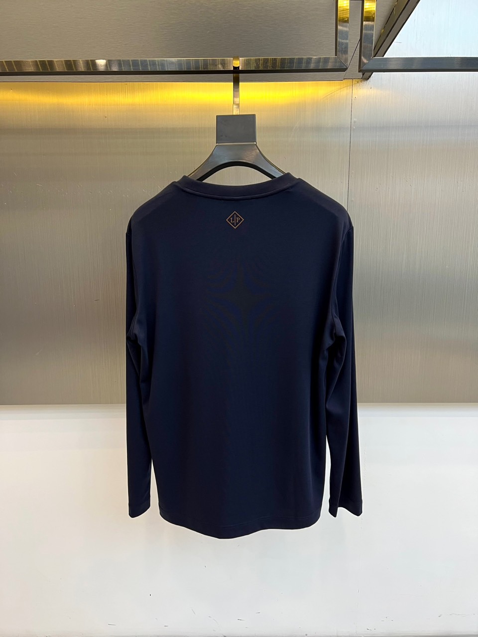 Loro Piana诺悠翩雅、2025秋冬男士长袖T恤，以醇厚棕红、深邃藏青及经典黑色，诠释静奢衣橱的基