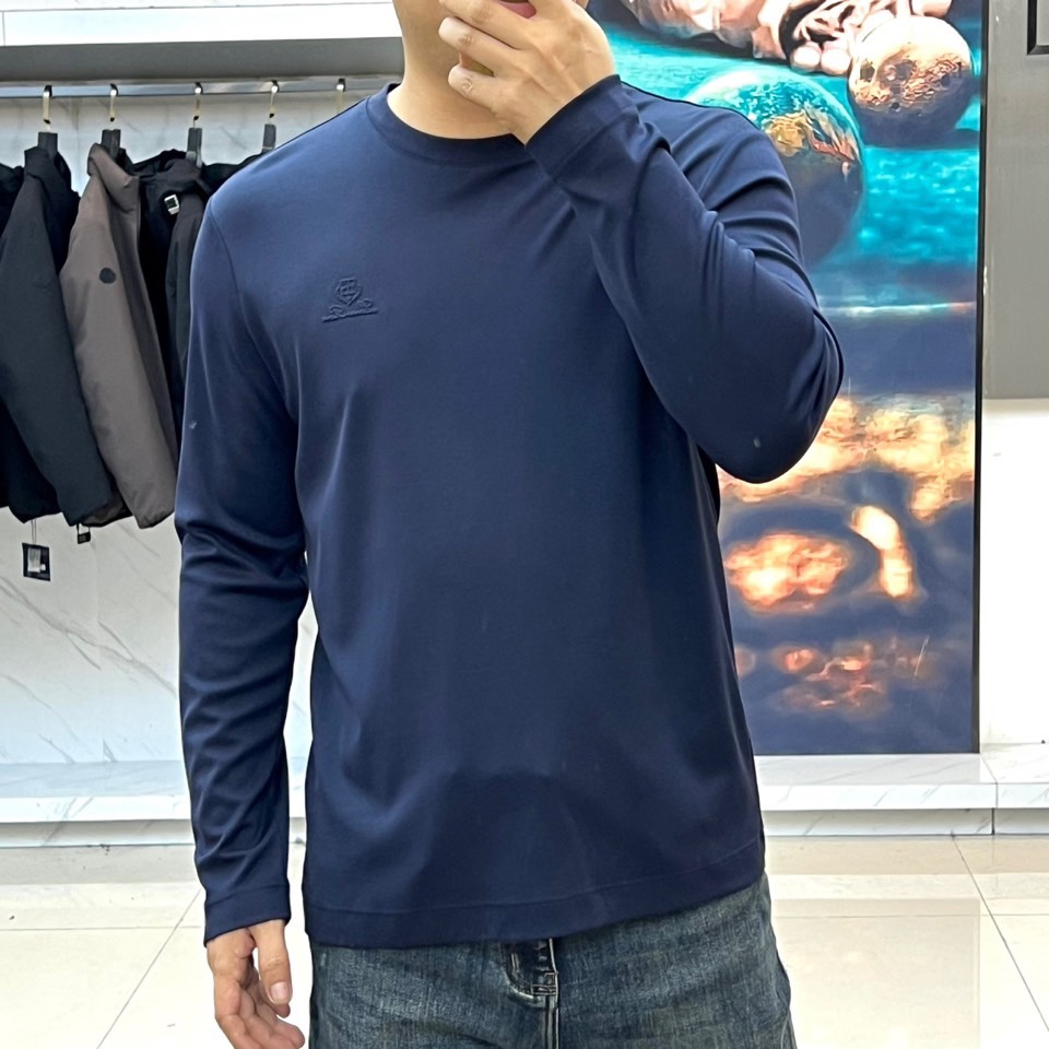 Loro Piana诺悠翩雅、2025秋冬男士长袖T恤，以醇厚棕红、深邃藏青及经典黑色，诠释静奢衣橱的基