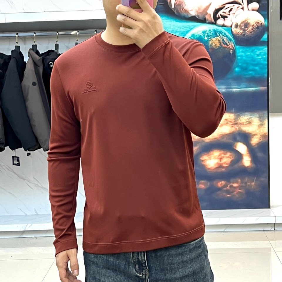 Loro Piana诺悠翩雅、2025秋冬男士长袖T恤，以醇厚棕红、深邃藏青及经典黑色，诠释静奢衣橱的基