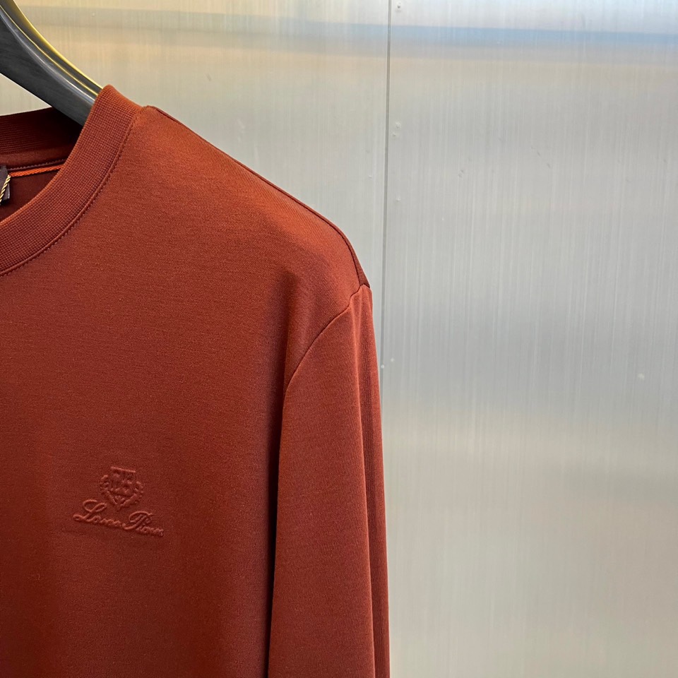 Loro Piana诺悠翩雅、2025秋冬男士长袖T恤，以醇厚棕红、深邃藏青及经典黑色，诠释静奢衣橱的基