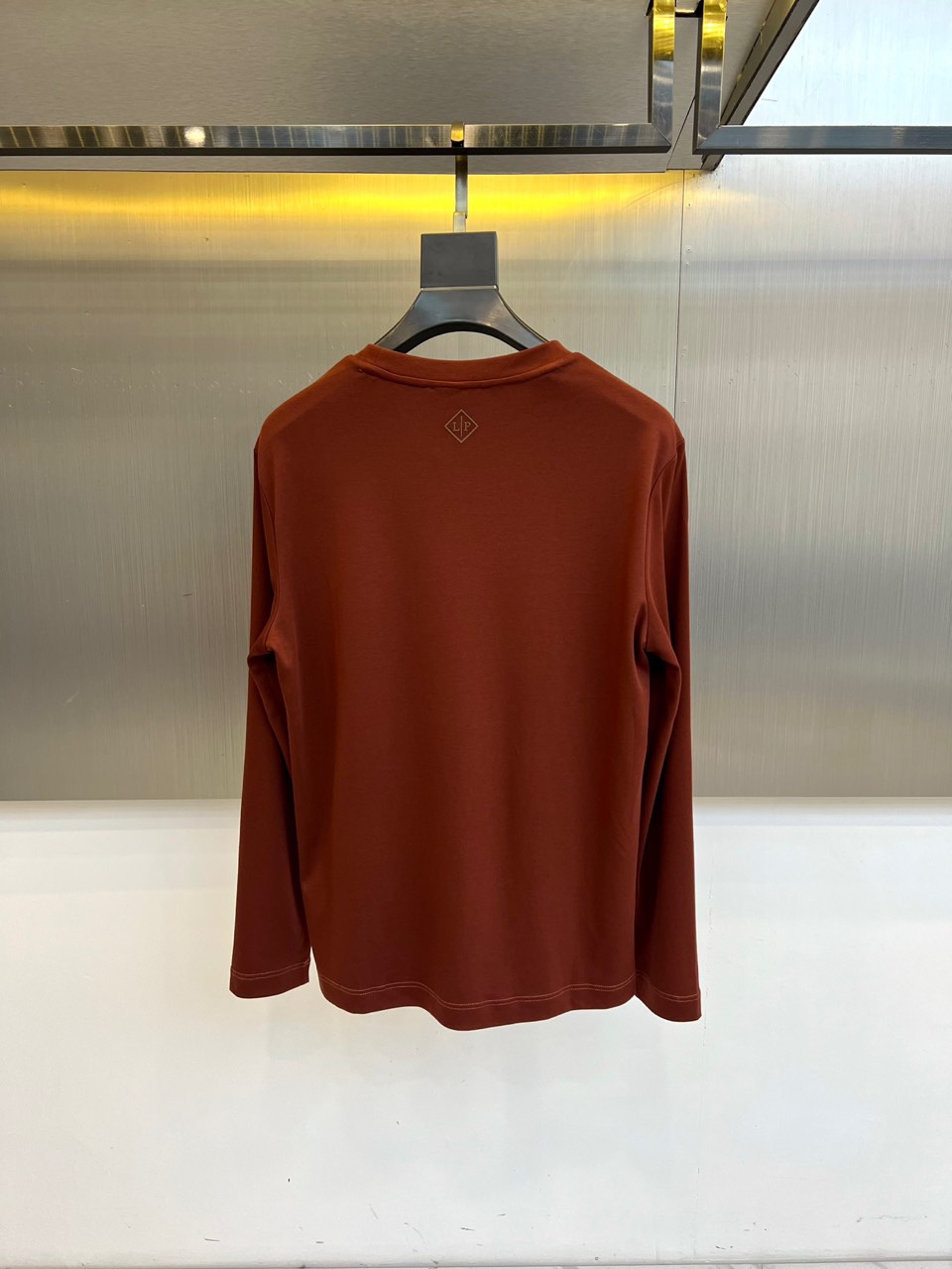 Loro Piana诺悠翩雅、2025秋冬男士长袖T恤，以醇厚棕红、深邃藏青及经典黑色，诠释静奢衣橱的基