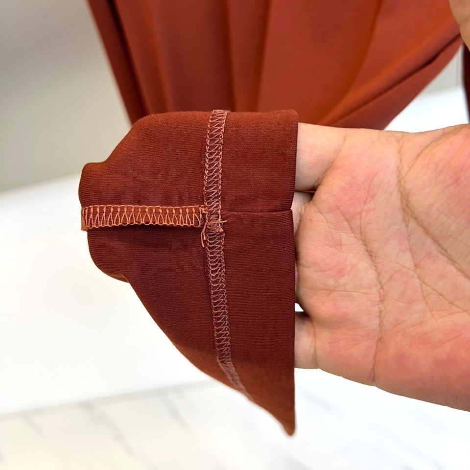 Loro Piana诺悠翩雅、2025秋冬男士长袖T恤，以醇厚棕红、深邃藏青及经典黑色，诠释静奢衣橱的基