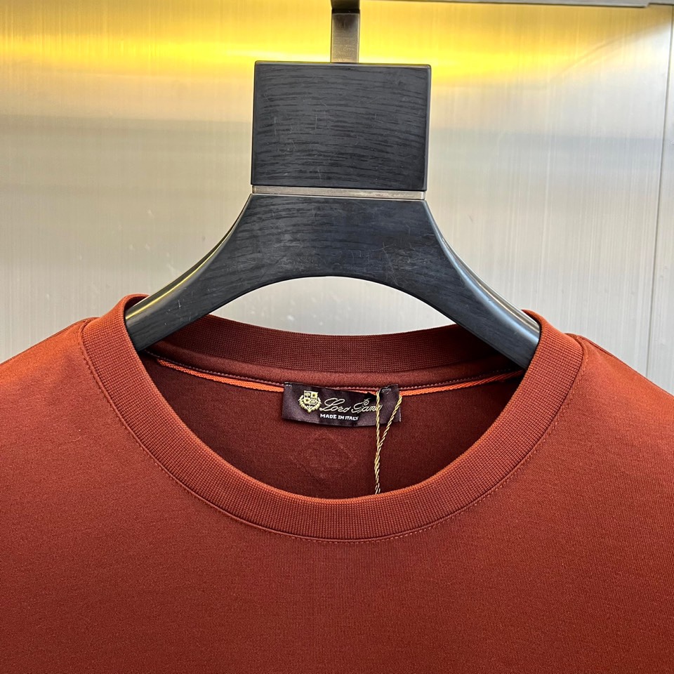 Loro Piana诺悠翩雅、2025秋冬男士长袖T恤，以醇厚棕红、深邃藏青及经典黑色，诠释静奢衣橱的基