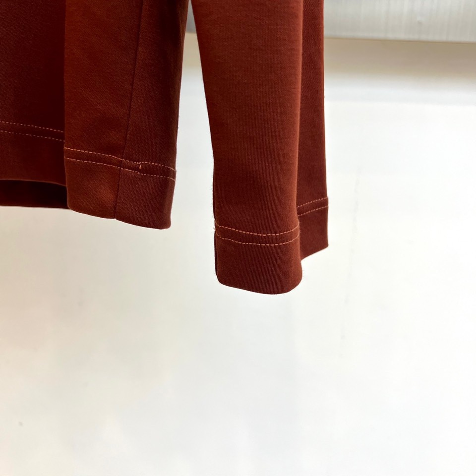 Loro Piana诺悠翩雅、2025秋冬男士长袖T恤，以醇厚棕红、深邃藏青及经典黑色，诠释静奢衣橱的基