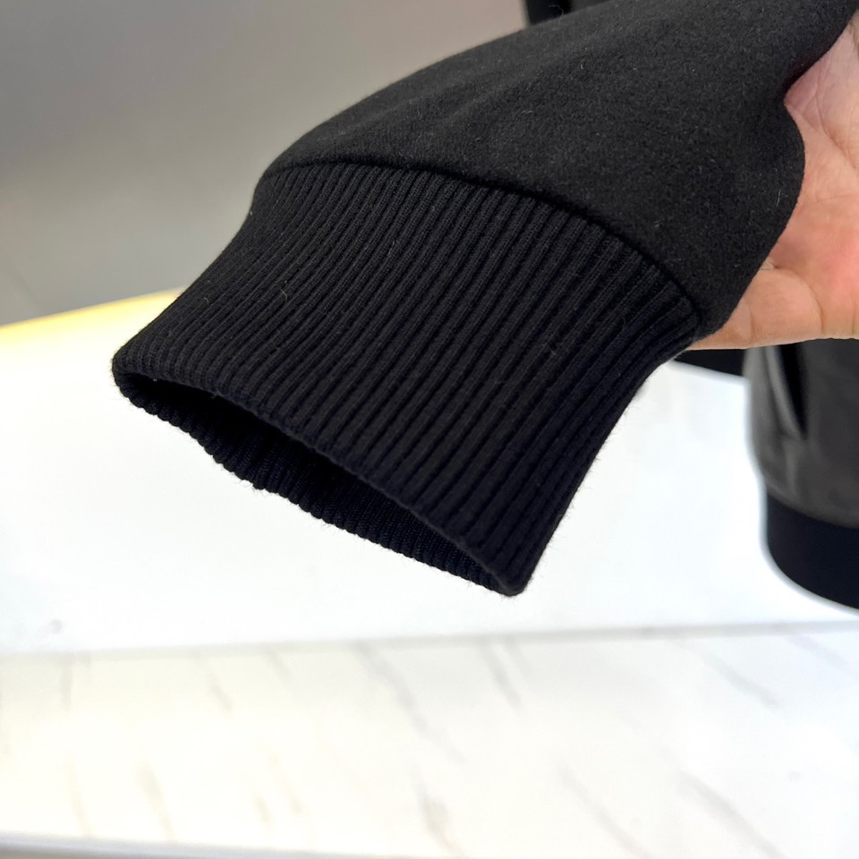 1v威登、2025秋冬拼接皮衣夹克。本款黑色夹克核心亮点在于光滑皮革与弹性罗纹针织的立体拼接，肩部、领口