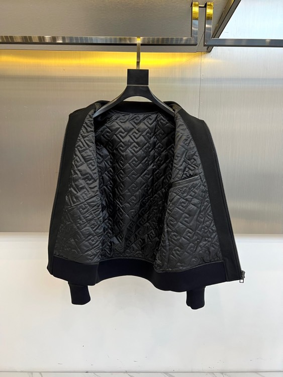 1v威登、2025秋冬拼接皮衣夹克。本款黑色夹克核心亮点在于光滑皮革与弹性罗纹针织的立体拼接，肩部、领口