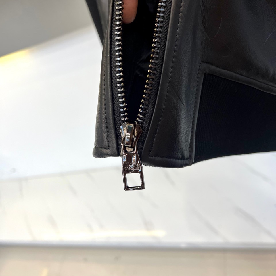 1v威登、2025秋冬拼接皮衣夹克。本款黑色夹克核心亮点在于光滑皮革与弹性罗纹针织的立体拼接，肩部、领口