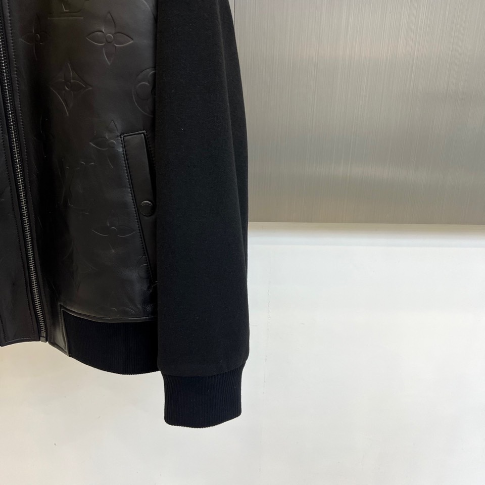 1v威登、2025秋冬拼接皮衣夹克。本款黑色夹克核心亮点在于光滑皮革与弹性罗纹针织的立体拼接，肩部、领口