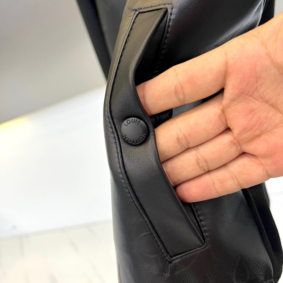 1v威登、2025秋冬拼接皮衣夹克。本款黑色夹克核心亮点在于光滑皮革与弹性罗纹针织的立体拼接，肩部、领口