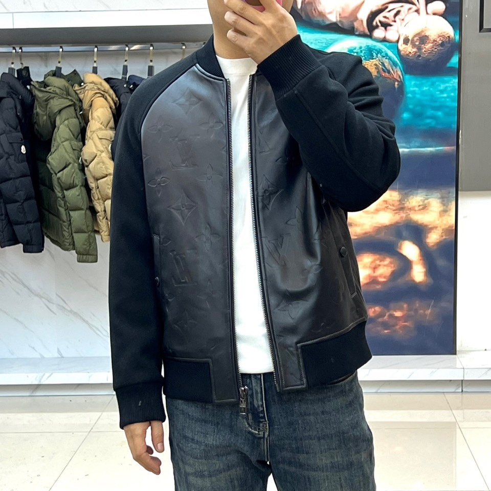 1v威登、2025秋冬拼接皮衣夹克。本款黑色夹克核心亮点在于光滑皮革与弹性罗纹针织的立体拼接，肩部、领口