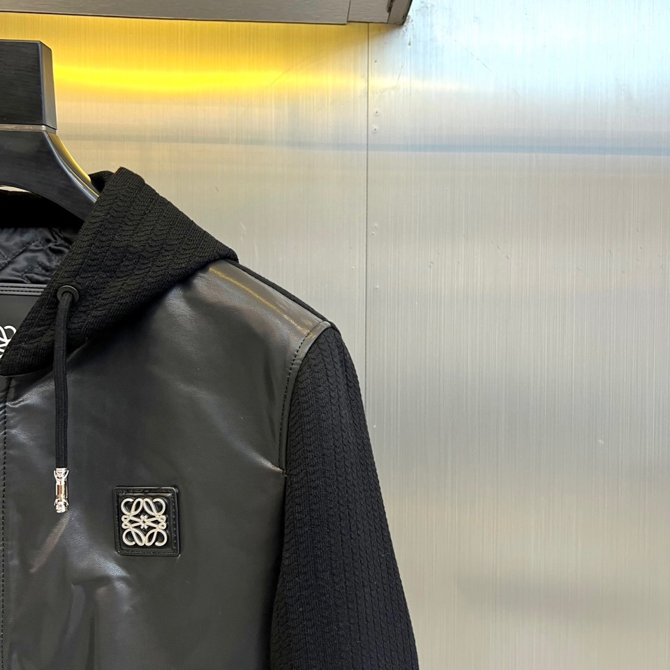 Lowo罗意威、2025秋冬系列连帽皮夹克。大身100%绵羊皮。本款黑色连帽夹克，核心在于高级绵羊皮与针
