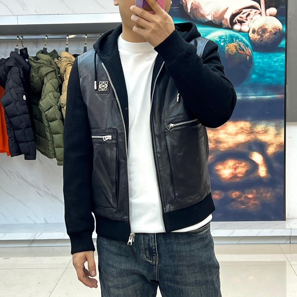 Lowo罗意威、2025秋冬系列连帽皮夹克。大身100%绵羊皮。本款黑色连帽夹克，核心在于高级绵羊皮与针