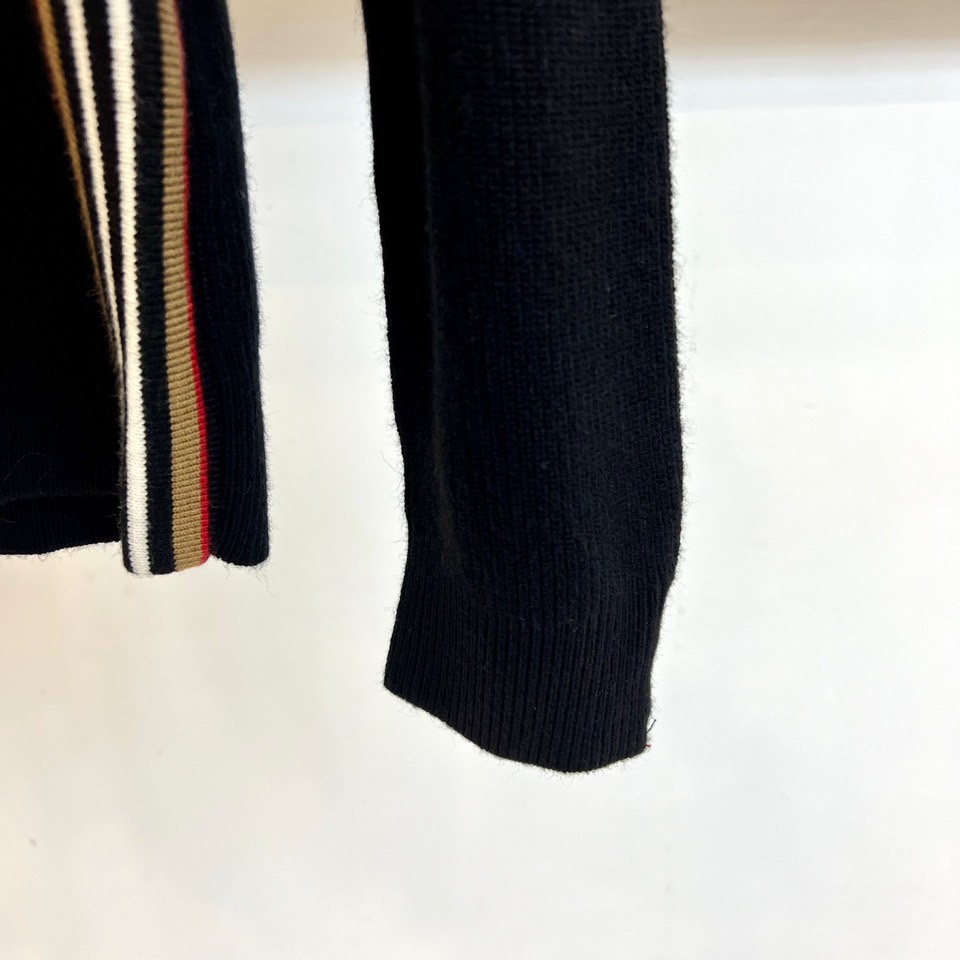 TB汤姆布朗、2025秋冬新品羊毛衫。以100%纯羊毛的天然质感，定义简约中的不凡格调。标志性圆领设计，