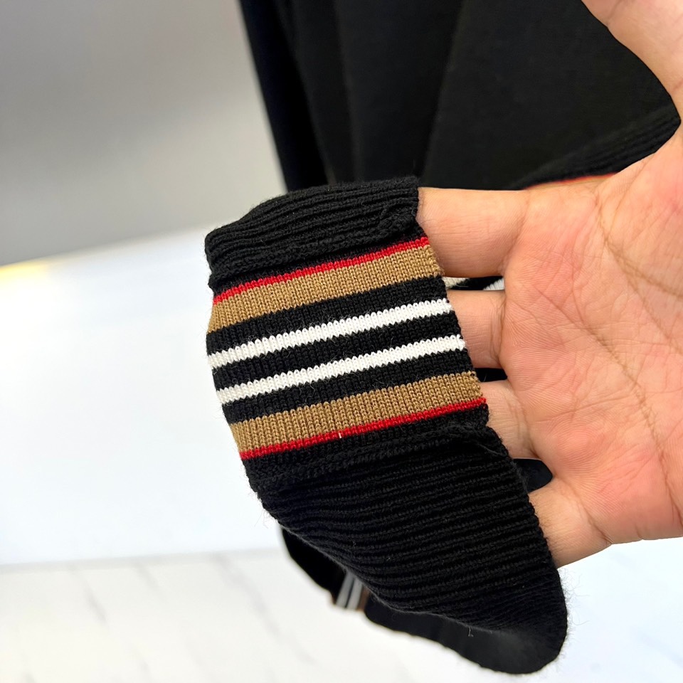 TB汤姆布朗、2025秋冬新品羊毛衫。以100%纯羊毛的天然质感，定义简约中的不凡格调。标志性圆领设计，