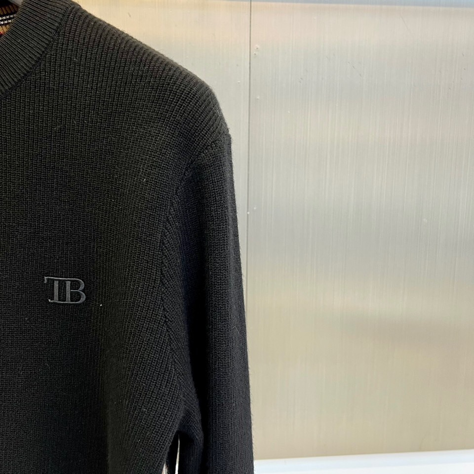 TB汤姆布朗、2025秋冬新品羊毛衫。以100%纯羊毛的天然质感，定义简约中的不凡格调。标志性圆领设计，