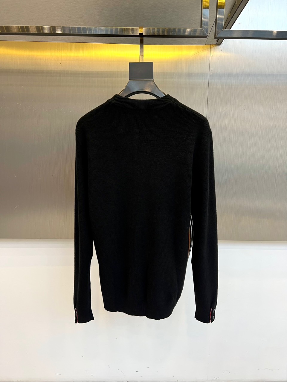 TB汤姆布朗、2025秋冬新品羊毛衫。以100%纯羊毛的天然质感，定义简约中的不凡格调。标志性圆领设计，