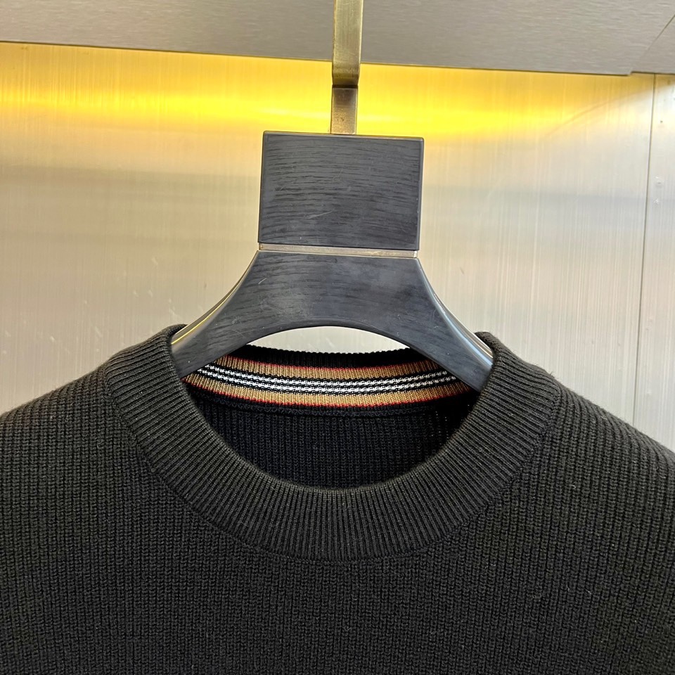 TB汤姆布朗、2025秋冬新品羊毛衫。以100%纯羊毛的天然质感，定义简约中的不凡格调。标志性圆领设计，