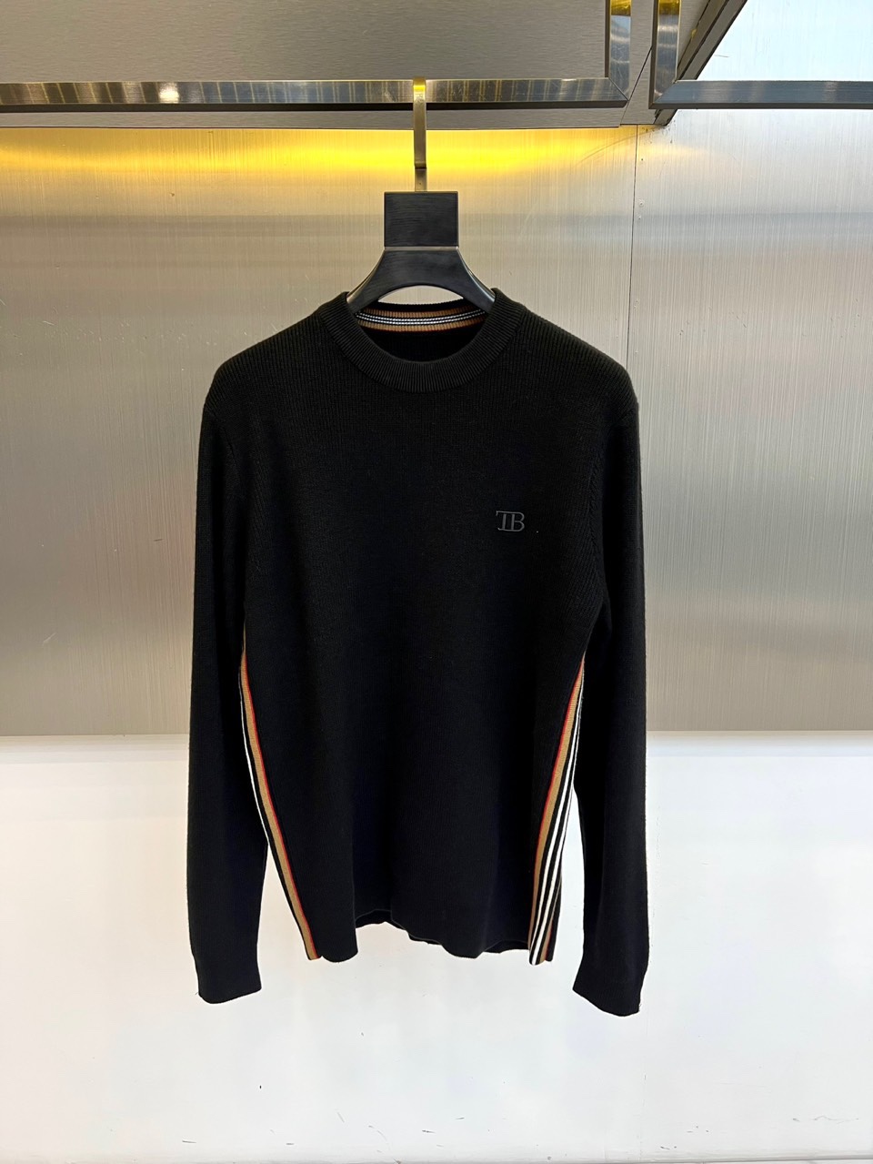 TB汤姆布朗、2025秋冬新品羊毛衫。以100%纯羊毛的天然质感，定义简约中的不凡格调。标志性圆领设计，