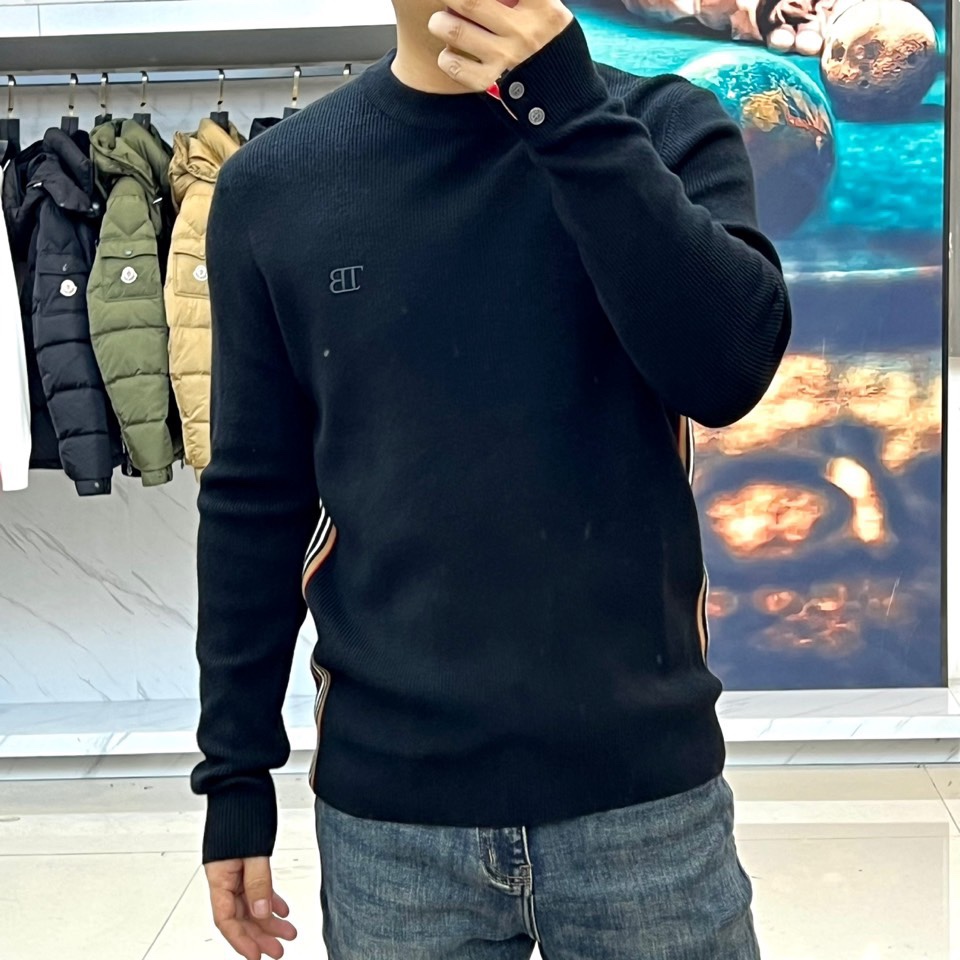 TB汤姆布朗、2025秋冬新品羊毛衫。以100%纯羊毛的天然质感，定义简约中的不凡格调。标志性圆领设计，