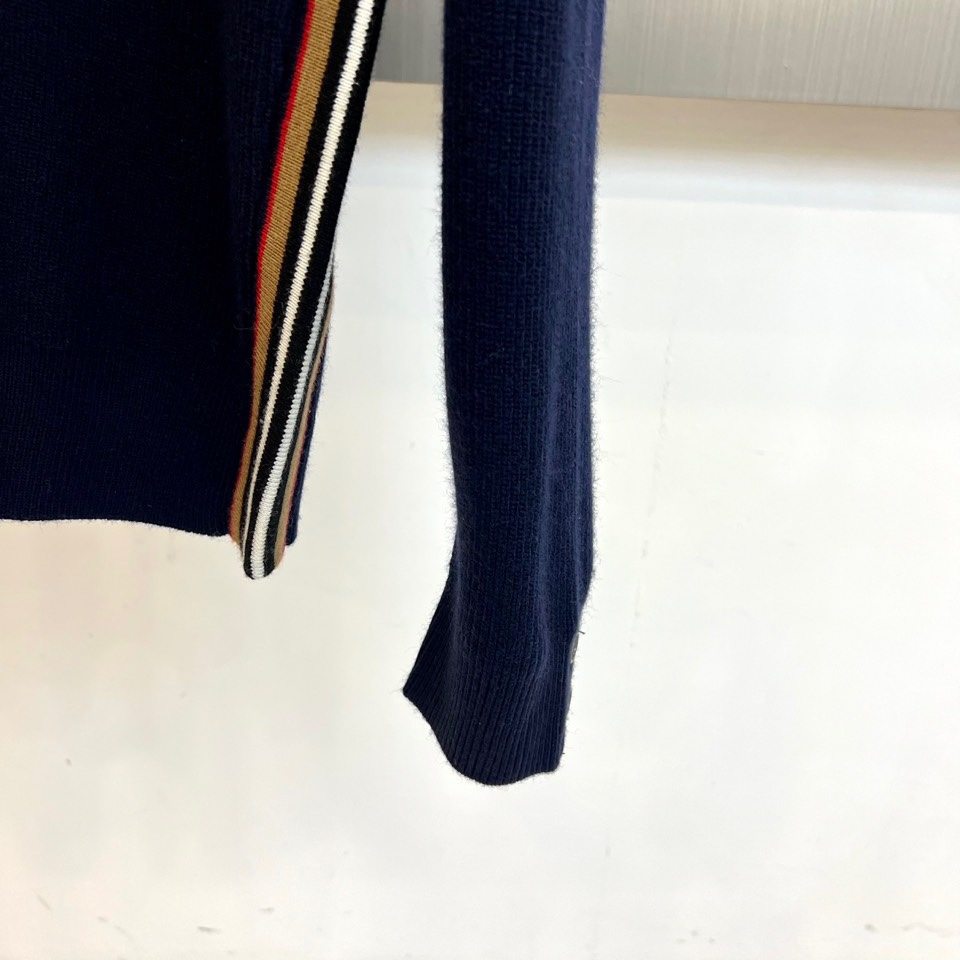 TB汤姆布朗、2025秋冬新品羊毛衫。以100%纯羊毛的天然质感，定义简约中的不凡格调。标志性圆领设计，