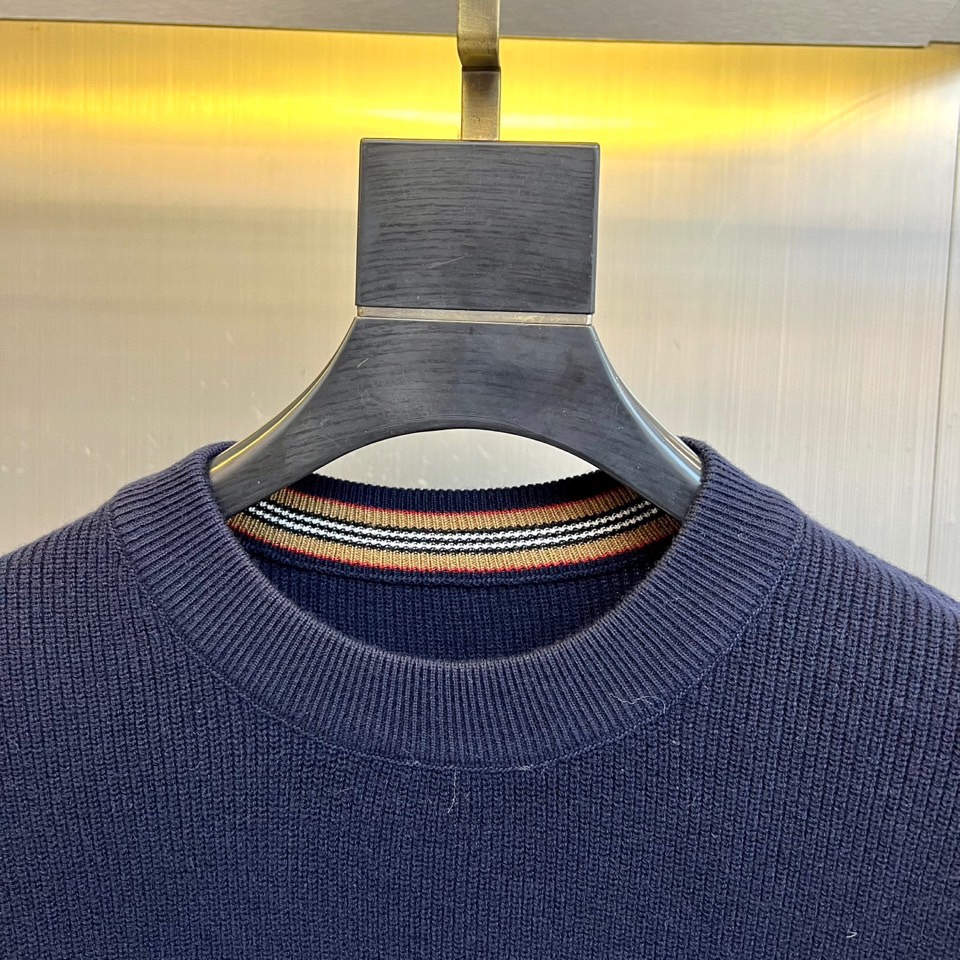 TB汤姆布朗、2025秋冬新品羊毛衫。以100%纯羊毛的天然质感，定义简约中的不凡格调。标志性圆领设计，