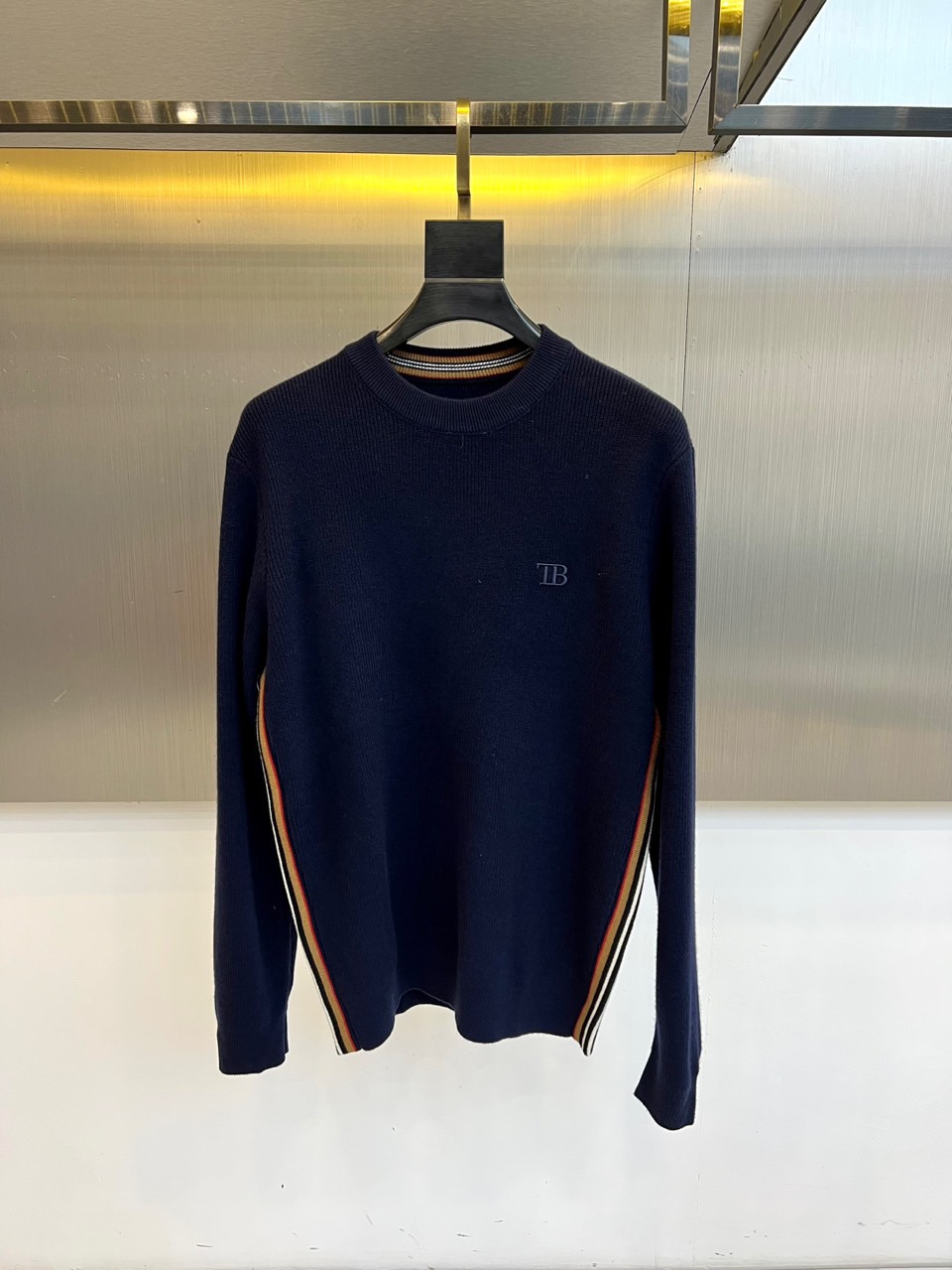 TB汤姆布朗、2025秋冬新品羊毛衫。以100%纯羊毛的天然质感，定义简约中的不凡格调。标志性圆领设计，