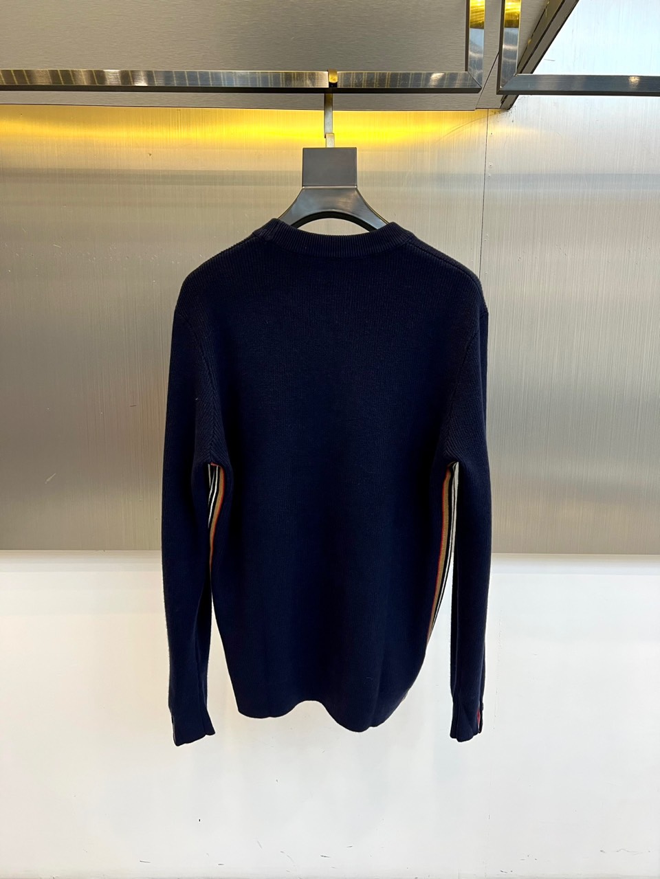 TB汤姆布朗、2025秋冬新品羊毛衫。以100%纯羊毛的天然质感，定义简约中的不凡格调。标志性圆领设计，