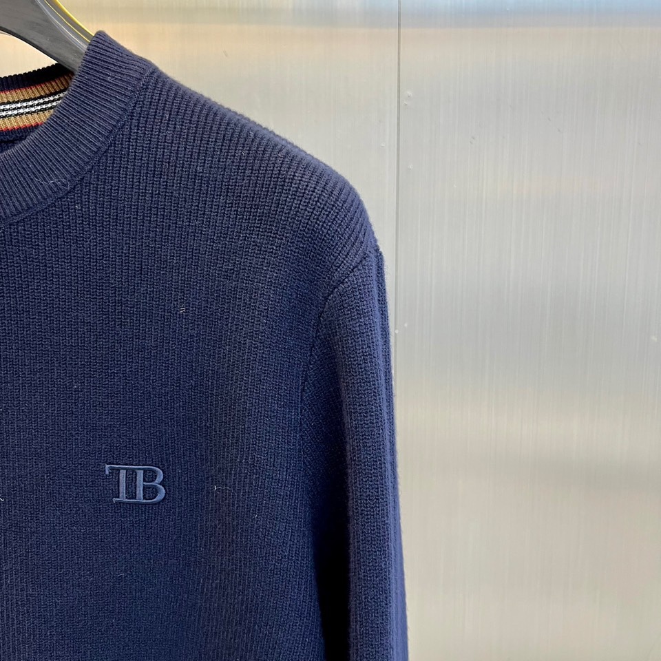 TB汤姆布朗、2025秋冬新品羊毛衫。以100%纯羊毛的天然质感，定义简约中的不凡格调。标志性圆领设计，