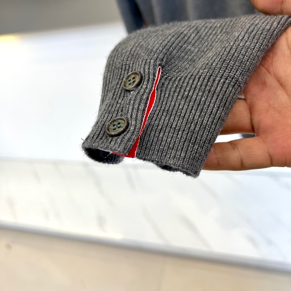 TB汤姆布朗、2025秋冬新品羊毛衫。以100%纯羊毛的天然质感，定义简约中的不凡格调。标志性圆领设计，