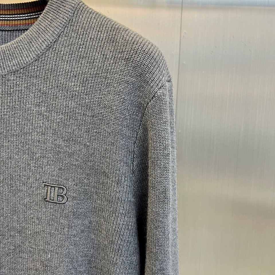 TB汤姆布朗、2025秋冬新品羊毛衫。以100%纯羊毛的天然质感，定义简约中的不凡格调。标志性圆领设计，
