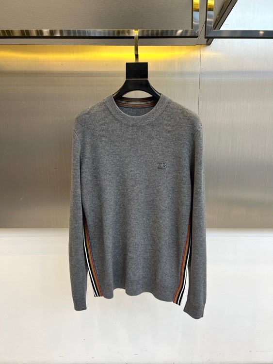 TB汤姆布朗、2025秋冬新品羊毛衫。以100%纯羊毛的天然质感，定义简约中的不凡格调。标志性圆领设计，