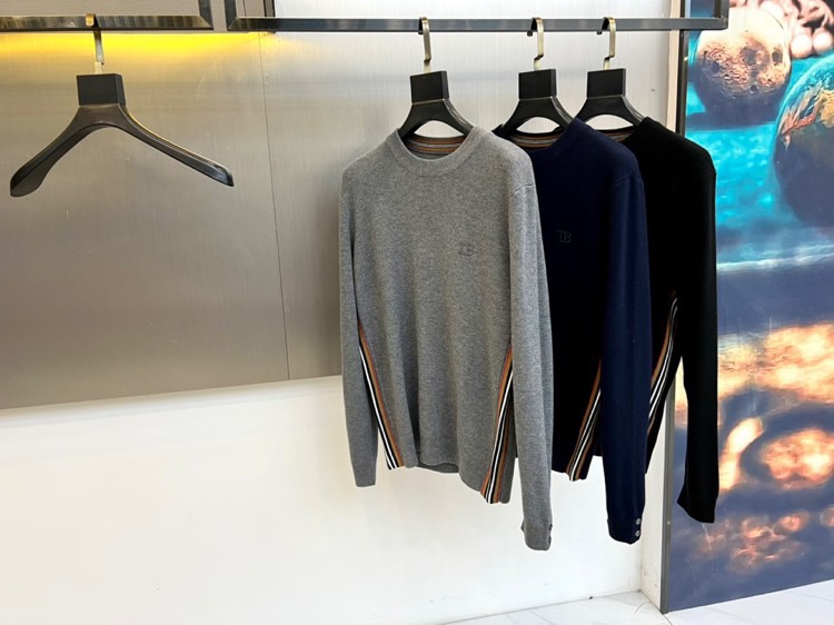TB汤姆布朗、2025秋冬新品羊毛衫。以100%纯羊毛的天然质感，定义简约中的不凡格调。标志性圆领设计，