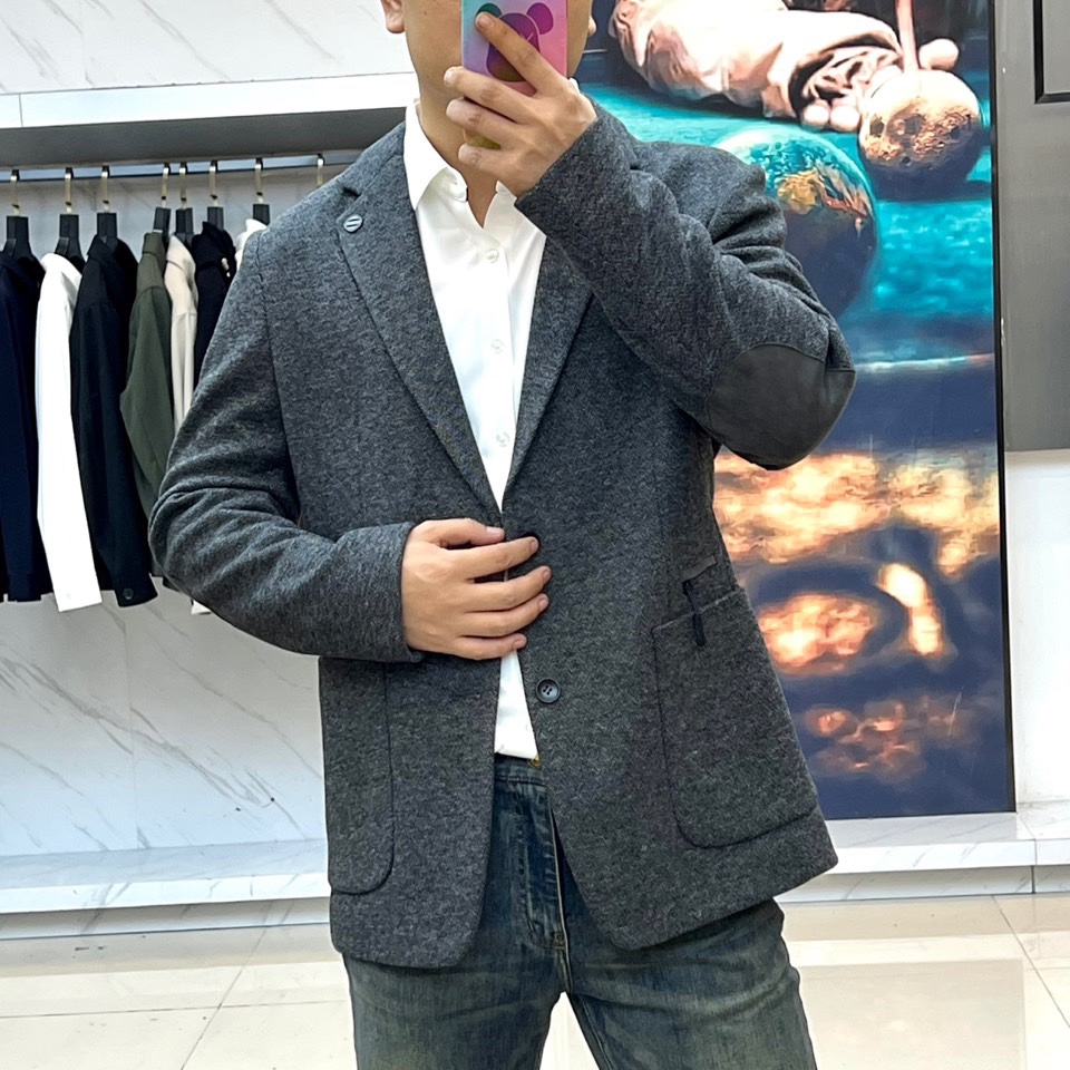 ZEGNA杰尼亚、2025秋冬新品西装外套。诠释现代绅士的从容姿态，重塑职场与生活的着装艺术1. 卓越面