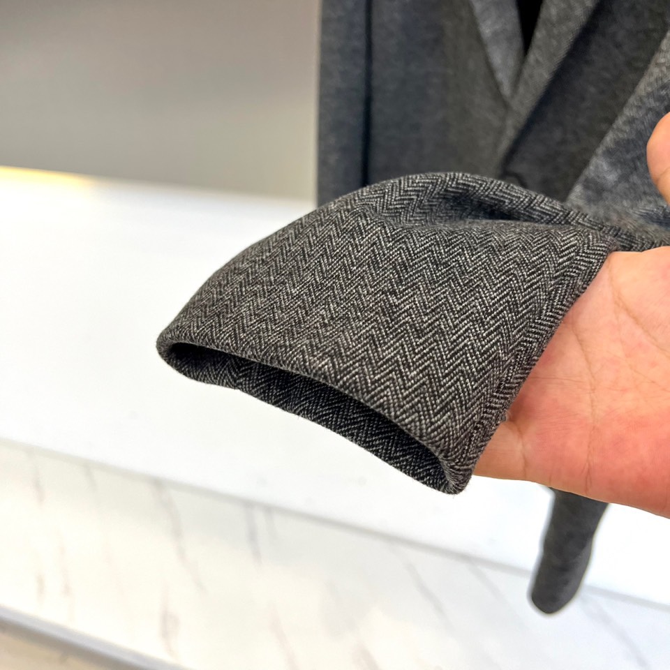 ZEGNA杰尼亚、2025秋冬新品西装外套。诠释现代绅士的从容姿态，重塑职场与生活的着装艺术1. 卓越面