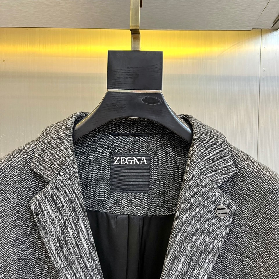 ZEGNA杰尼亚、2025秋冬新品西装外套。诠释现代绅士的从容姿态，重塑职场与生活的着装艺术1. 卓越面