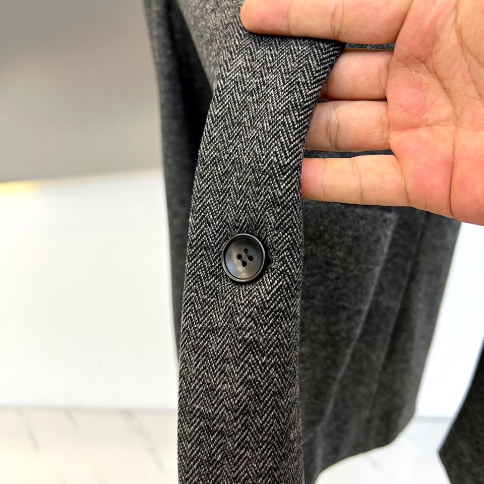 ZEGNA杰尼亚、2025秋冬新品西装外套。诠释现代绅士的从容姿态，重塑职场与生活的着装艺术1. 卓越面