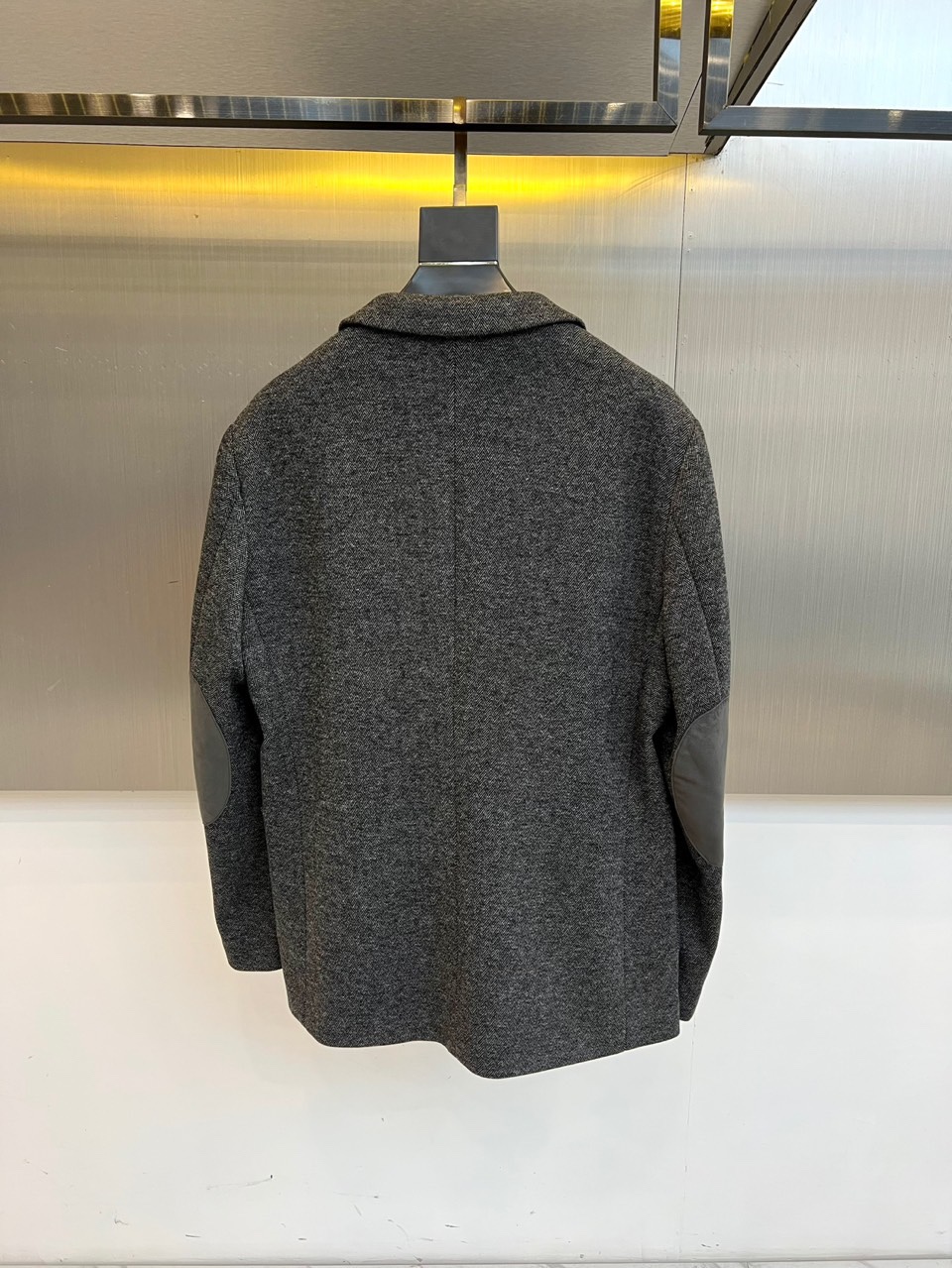 ZEGNA杰尼亚、2025秋冬新品西装外套。诠释现代绅士的从容姿态，重塑职场与生活的着装艺术1. 卓越面