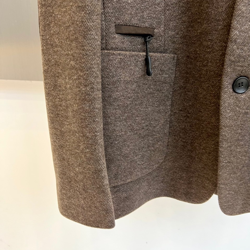 ZEGNA杰尼亚、2025秋冬新品西装外套。诠释现代绅士的从容姿态，重塑职场与生活的着装艺术1. 卓越面