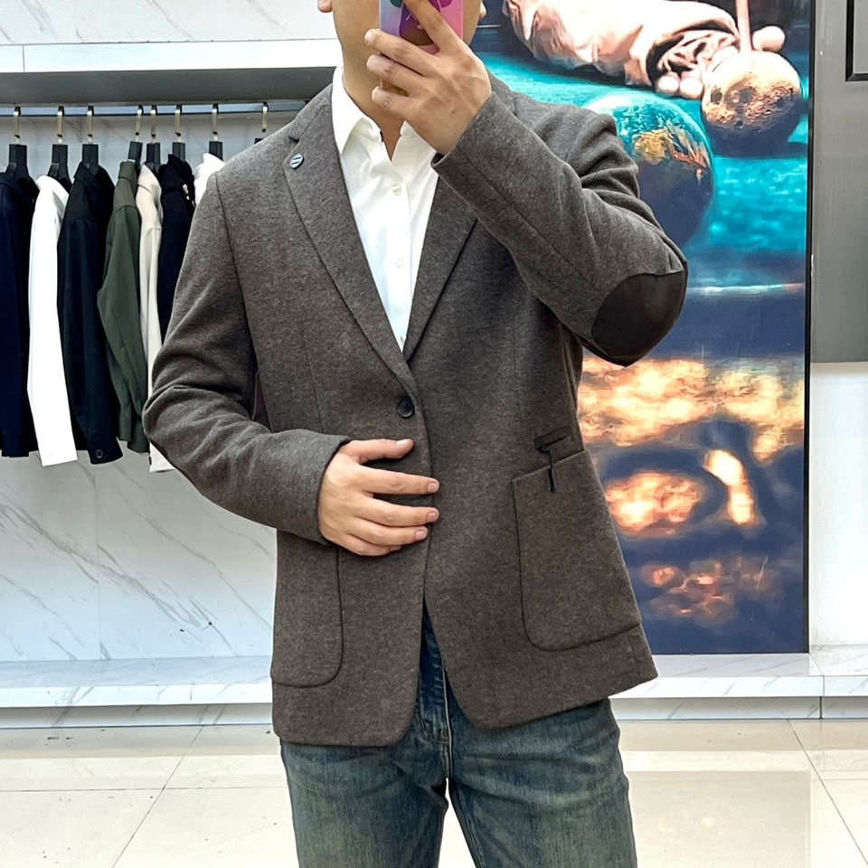 ZEGNA杰尼亚、2025秋冬新品西装外套。诠释现代绅士的从容姿态，重塑职场与生活的着装艺术1. 卓越面