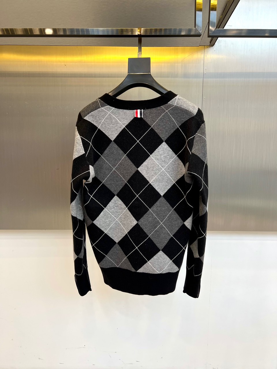 Mon蒙口、2025秋冬新品蒙口男士羊毛🐑针织开衫，以经典黑白灰菱形格纹重塑法式优雅美学。V领设计搭配四