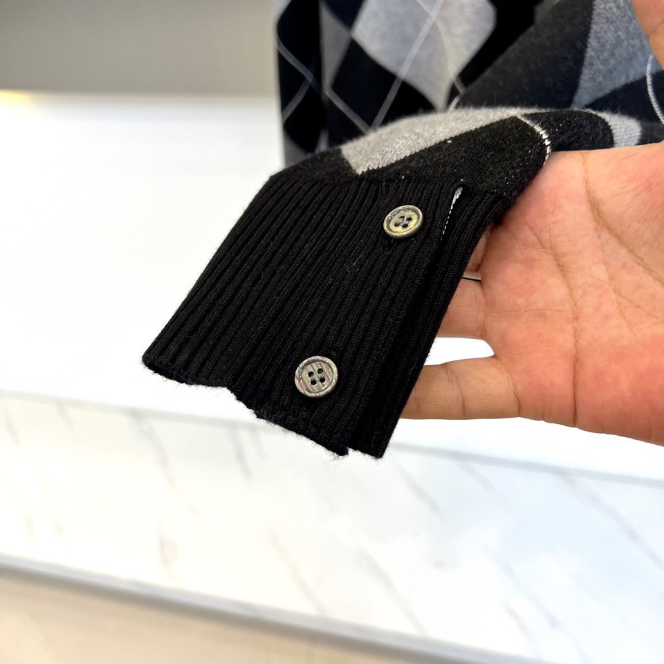 Mon蒙口、2025秋冬新品蒙口男士羊毛🐑针织开衫，以经典黑白灰菱形格纹重塑法式优雅美学。V领设计搭配四