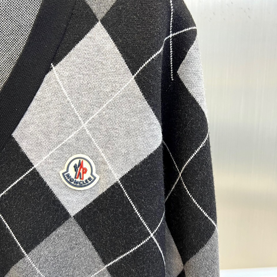 Mon蒙口、2025秋冬新品蒙口男士羊毛🐑针织开衫，以经典黑白灰菱形格纹重塑法式优雅美学。V领设计搭配四