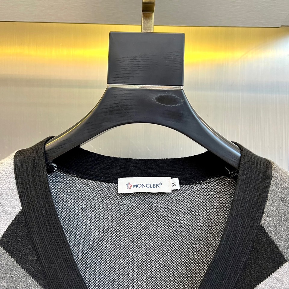 Mon蒙口、2025秋冬新品蒙口男士羊毛🐑针织开衫，以经典黑白灰菱形格纹重塑法式优雅美学。V领设计搭配四